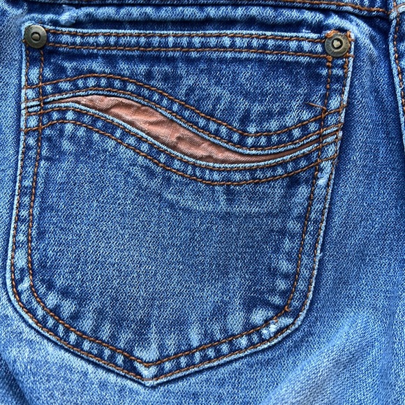 Authentic vintage, wide, leg 70s denim blue jeans. Back pocket pattern detail - Picture 8 of 8